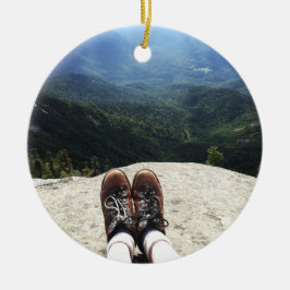 Fotvandra överst av världen (version 1) julgransprydnad keramik