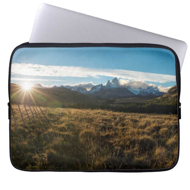 Fotvandrare tittar Fitz Roy berg, Patagonia Laptop Fodral (Framsidan)