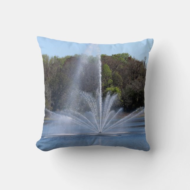 Fountain On A Lake Kudde (Framsida)