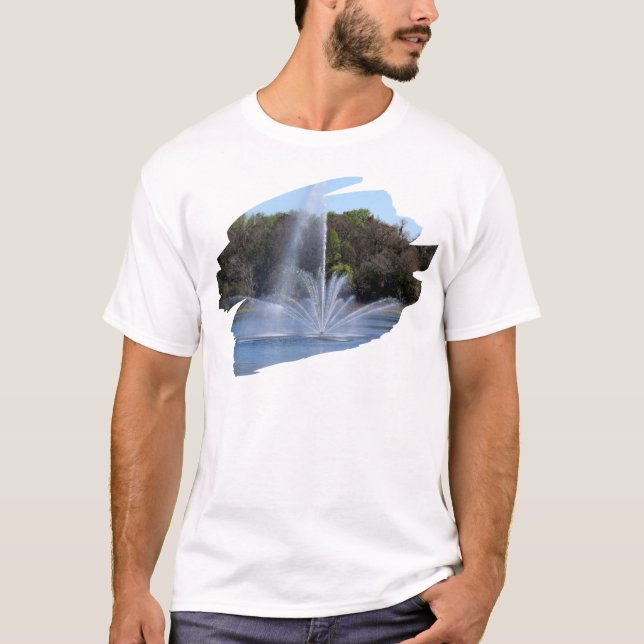 Fountain On A Pond T Shirt (Framsida)