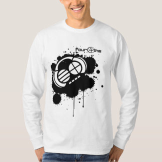 Four4ths_Black-plump på vit T-shirt
