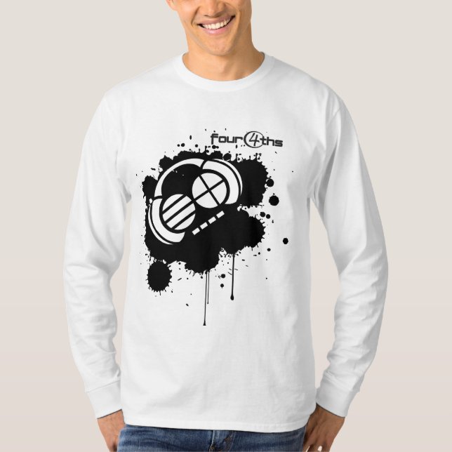 Four4ths_Black-plump på vit T-shirt (Framsida)