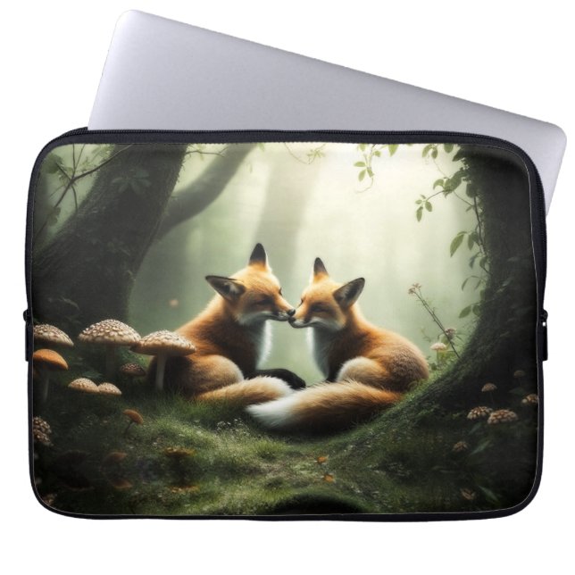 Fox Cuddle i Misty Forest Laptop Fodral (Framsidan)