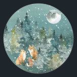 Fox-familjen i Forest Full Moon Snowfall Runt Klistermärke<br><div class="desc">Spruce upp din korrespondens med den här söta familjen av rävar i en evig grön skog med ett magiskt snöfall under en fullt måne. Låt det snöa!</div>
