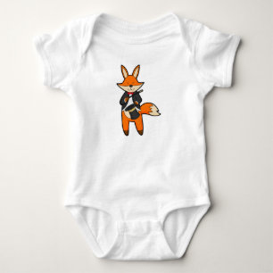 Fox som magiker med magiskt trollspö och hög t shirt