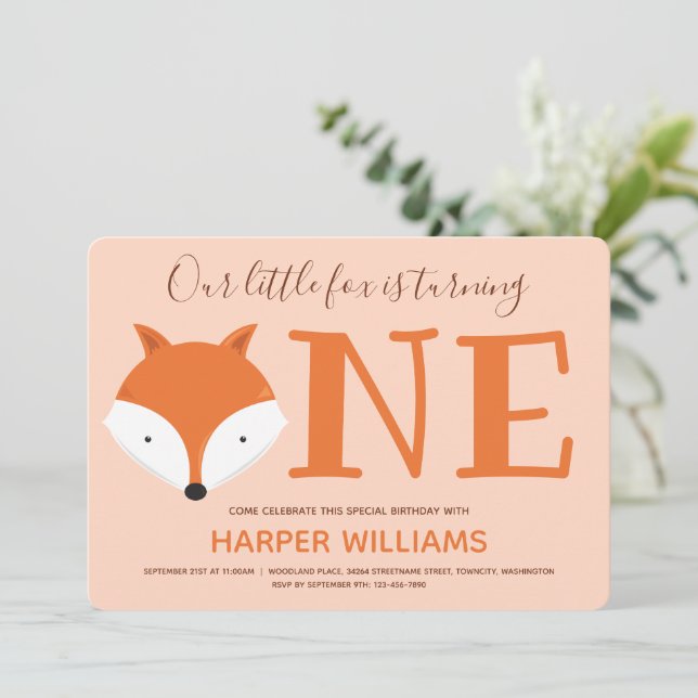 Fox som vrider en första födelsedag inbjudningar (Stående Fram)