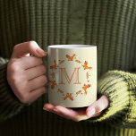 Foxar, Laurel och Hearts andedräkt med Monogram Kaffemugg<br><div class="desc">Den här designen är av söta rödrävar i baby som går i en cirkel, dekorerad med lagret grenar och hjärtan. Det här söta mönster ser underbart ut i många färg, särskilt nyanser av orange, gult, pulverblått, lätt lila, vitt och lätt grått! Utandningsformen gör den här designformen till en perfekt för...</div>