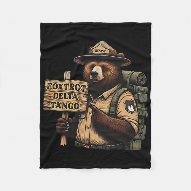 Foxdragedel Delta Tangos ResistBear National Fores Fleecefilt (Framsidan)
