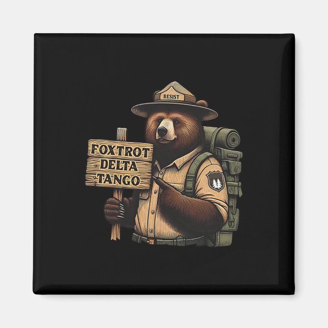 Foxdragedel Delta Tangos ResistBear National Fores Magnet (Framsidan)