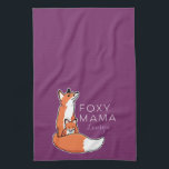 Foxy Mamma Red Fox med Valp, Personlig Kökshandduk<br><div class="desc">Komplicera ett vackert mor figur i ditt liv med den här söta och moderna bilden av en gigantisk räv och hennes vackra baby valp. Blockvit text står "Foxy Mamma" bredvid sittande djur, och du kan anpassa den med ett namn nedan i skript. Klicka på Anpassa om du vill ändra lilans...</div>