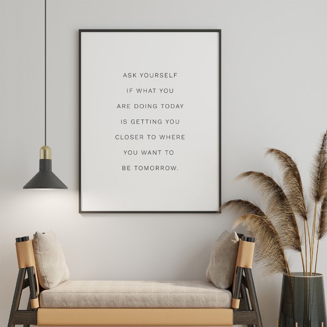 "Fråga dig själv" Minimalistisk inspirationstypogr Poster ("Ask yourself" Minimalist Inspirational Typography Poster in a neutral boho living room.)