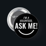 Fråga mig Black Volunteer Badge Pinback Knapp<br><div class="desc">Fråga mig Personlig Black Volunteer Badge Pinback-knapp med fet och ögonlockande typografiktext tittar som ett leende emoji. Smiles,  hjälp,  Volunteer,  Volunteers-gåvor,  söt,  vibrerande,  fetstilt,  smart,  barnslig,  barn,  hjälp till varandra och be om hjälp</div>