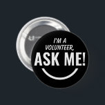 Fråga mig Black Volunteer Badge Pinback Knapp<br><div class="desc">Fråga mig Personlig Black Volunteer Badge Pinback-knapp med fet och ögonlockande typografiktext tittar som ett leende emoji. Smiles,  hjälp,  Volunteer,  Volunteers-gåvor,  söt,  vibrerande,  fetstilt,  smart,  barnslig,  barn,  hjälp till varandra och be om hjälp</div>