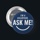 Fråga mig Blue Volunteer Badge Pinback Knapp<br><div class="desc">Fråga mig Personlig Blå Volunteer Badge Pinback-knapp med fet stil och ögonlockande typografiktext som tittar som ett leende emoji. Smiles,  hjälp,  Volunteer,  Volunteers-gåvor,  söt,  vibrerande,  fetstilt,  smart,  barnslig,  barn,  hjälp till varandra och be om hjälp</div>