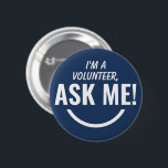 Fråga mig Blue Volunteer Badge Pinback Knapp<br><div class="desc">Fråga mig Personlig Blå Volunteer Badge Pinback-knapp med fet stil och ögonlockande typografiktext som tittar som ett leende emoji. Smiles,  hjälp,  Volunteer,  Volunteers-gåvor,  söt,  vibrerande,  fetstilt,  smart,  barnslig,  barn,  hjälp till varandra och be om hjälp</div>