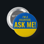 Fråga mig Gult Blue Ukraina Volunteer Badge Pinbac Knapp<br><div class="desc">Fråga Personlig Gult Blue Ukraina Flagga Volunteer Badge Pinback-knapp med fet och ögonetsande typografiktext som tittar som ett leende emoji. Smiles,  hjälp,  Volunteer,  Volunteers-gåvor,  söt,  vibrerande,  fetstilt,  smart,  barnslig,  barn,  hjälp till varandra och be om hjälp</div>