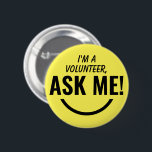 Fråga mig Gult Volunteer Badge Pinback Knapp<br><div class="desc">Fråga Gulten Volunteer Badge Pinback (Volunteer Badge Personlig) med fet stil och ögonlockande typografiktext som tittar som ett leende emoji. Smiles,  hjälp,  Volunteer,  Volunteers-gåvor,  söt,  vibrerande,  fetstilt,  smart,  barnslig,  barn,  hjälp till varandra och be om hjälp</div>
