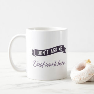 Fråga mig inte. Jag jobbar bara här. Kaffemugg