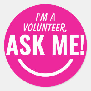 Fråga mig Neon Rosa Volunteer Badge Runt Klistermärke