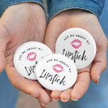 Fråga mig om min läppstift | Lip Product Distribut Knapp<br><div class="desc">Befordra ditt företag för lippprodukter på ett unikt och ögonlockande sätt med vår söta marknadsföringsknapp med "fråga mig om mitt läppstift" i chic och handskriven typografi,  med en tydlig bild av rosans läppkyss i mitten.</div>