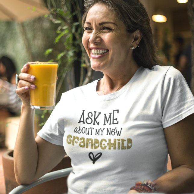Fråga mig om min nya farmor Guld Faux Glitter T Shirt (Skapare uppladdad)