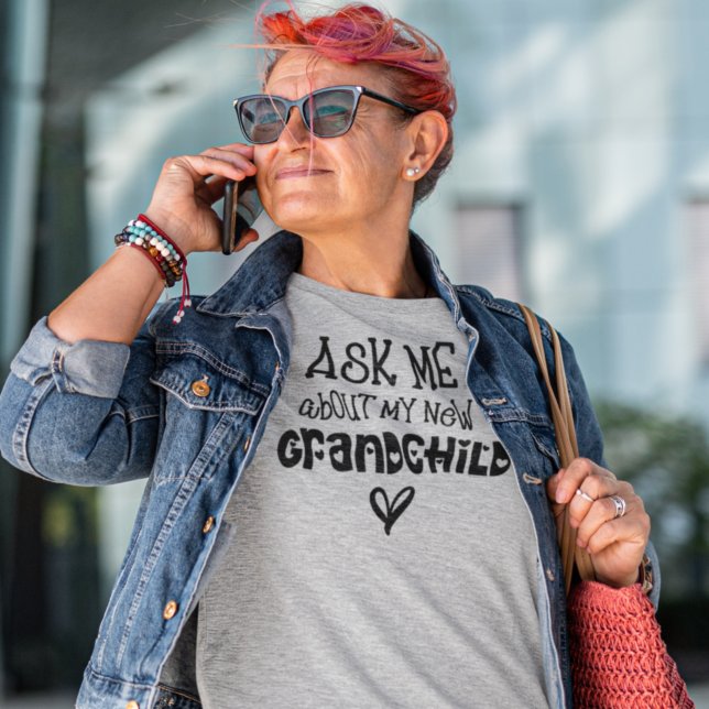 Fråga mig om min nya morbarn-svarta text t shirt (Skapare uppladdad)