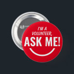 Fråga mig Red Volunteer Badge Pinback Knapp<br><div class="desc">Fråga mig Personlig Fire Red Volunteer Badge Pinback-knapp med fet stil och ögonlockande typografiktext tittar som ett leende emoji. Smiles,  hjälp,  Volunteer,  Volunteers-gåvor,  söt,  vibrerande,  fetstilt,  smart,  barnslig,  barn,  hjälp till varandra och be om hjälp</div>