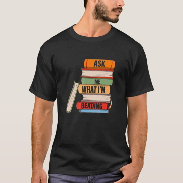 Fråga mig vad jag läser Bok-apparat T Shirt (Framsida)