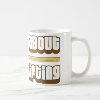 Fråga mig väger omkring att lyfta kaffemugg