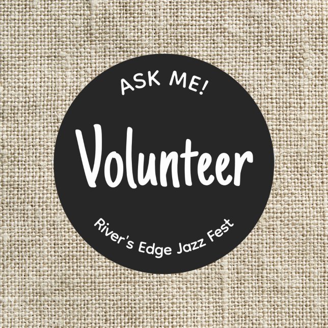 Fråga mig Volunteer Badge Runt Klistermärke (Black and white Ask me volunteer sticker badge with custom name of event or organization.)
