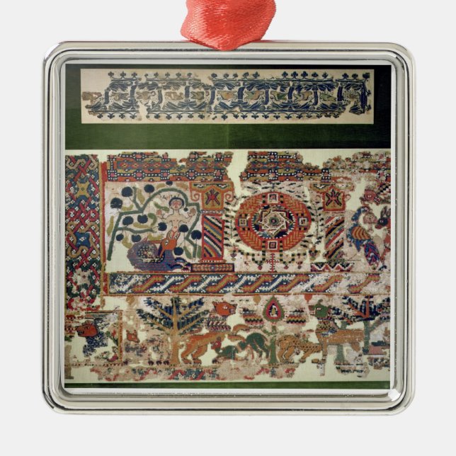 Fragment av textilen som visar Jonah och val Julgransprydnad Metall (Framsidan)