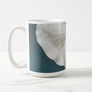 Fragrant Elegance: A Magnolia in Bloom Kaffemugg