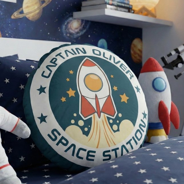 Frakt för personligens utrymme för barn rund kudde (Blast Off to Dreamland! Add a touch of cosmic charm to your little astronaut’s room.)