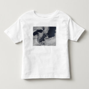 Frakt-vinka-formade moln i den södra indiska Ocen T-shirt