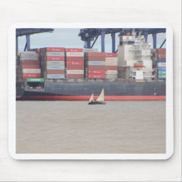 Frakten Tiny Yacht and Huge Container Musmatta