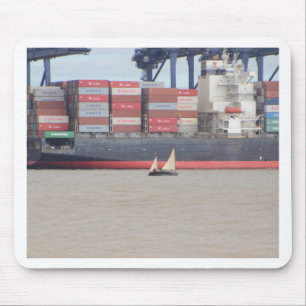 Frakten Tiny Yacht and Huge Container Musmatta