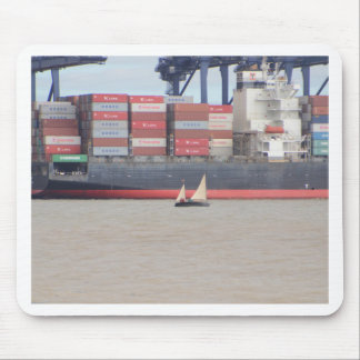 Frakten Tiny Yacht and Huge Container Musmatta