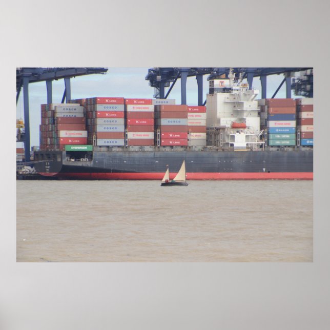 Frakten Tiny Yacht and Huge Container Poster (Framsidan)