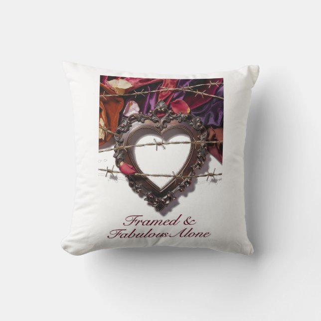 Framed & Fabulous Alone T-Shirt Kudde (Framsida)