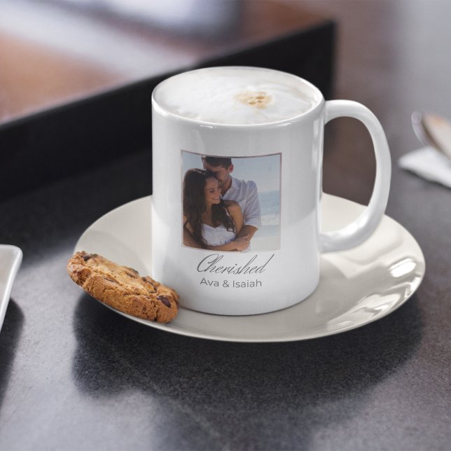 Framed Keepsakskaffe Mugg (Coffee mug with framed photo design, soft watercolor border, and script word Cherished.)
