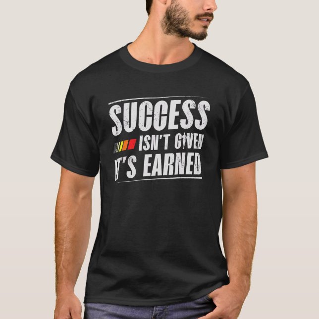 Framgång ges inte till den intjänade Springerna Ma T Shirt (Framsida)