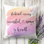 Framgångsrik kvinna, Rosa Ombre Watercolor Typogra Kudde<br><div class="desc">"Bakom varje framgångsrik kvinna är sig själv." Vem behöver prins Charming? Gör ditt eget "lyckliga efter" och anamma "flickmakt" när du användor den här snyggten, färglöst inspirerande feminist dekorativ kudde med söt svart, handskriven manustypografi som täcker en gult, persika, rosa och lila vattenfärg stänk. Du kan lätt anpassa dekorativ kudde....</div>