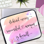 Framgångsrik kvinna, Rosa Ombre Watercolor Typogra Laptop Fodral<br><div class="desc">"Bakom varje framgångsrik kvinna är sig själv." Vem behöver prins Charming? Gör ditt eget "lyckliga efter" och anamma "flickmakt" när du användor den här snyggten, ett färgstarkt inspirerande citat feministisk neopren laptop sleeve. Laptop sleeve finns i tre storlekar: 15, 13 och 10 tum. Gör en underbar gåva till någon speciell!...</div>