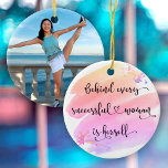 Framgångsrik kvinna, Rosa Watercolor Typography Ph Julgransprydnad Keramik<br><div class="desc">"Bakom varje framgångsrik kvinna är sig själv." Vem behöver prins Charming? Gör ditt eget "lyckliga efter" och anamma "flickmakt" när du lägger upp den här snyggten, färglös inspirerande feministisk keramisk färgprydnad med söt svart handskriven typografi som täcker en gult, persika, rosa och lila ombre vattenfärg stänk och ditt speciella foto...</div>