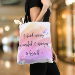 Framgångsrik Watercolor Chic Rosa Typography Tygkasse<br><div class="desc">"Bakom varje framgångsrik kvinna är sig själv." Vem behöver prins Charming? Gör ditt eget "lyckliga efter" och anamma "flickmakt" när du går och shoppar med den här snyggten, färglös inspirerande feminist-väska med söt svart, handskriven manustypografi som täcker en gult, persika, rosa och lila, vattenfärg stänk. Du kan enkelt anpassa det...</div>