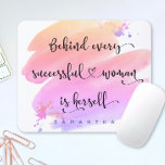 Framgångsrik Watercolor Typography Namn för Rosa W Musmatta<br><div class="desc">"Bakom varje framgångsrik kvinna är sig själv." Vem behöver prins Charming? Gör ditt eget "lyckliga efter" och anamma "flickmakt" varje gång du användor den här snyggten, färglös inspirerande feministisk egennamn muspekad med söt svart, handskriven manustypografi som täcker en gult, persika, rosa och lila vattenfärg stänk. Skriv bara i valfri namn...</div>