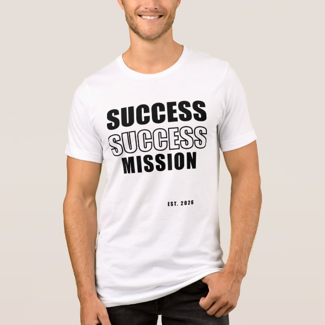 Framgångsuppdrag Est. 2028 Typografi T-Shirt (Framsida)