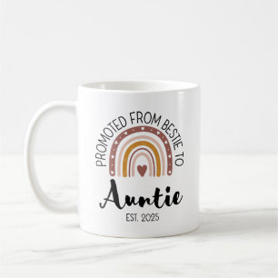 Främjad från Bestie till Auntie Est 2025 Kaffemugg