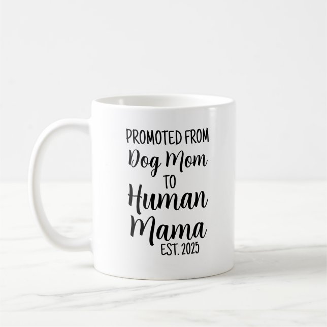 Främjad från Hund till Human Mamma Est 2025 Cute Kaffemugg (Vänster)