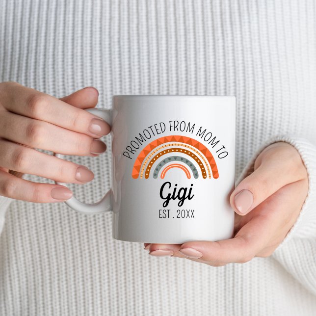 Främjad från Mamma till Gigi Est 2024 Nya mormor Kaffemugg (Skapare uppladdad)